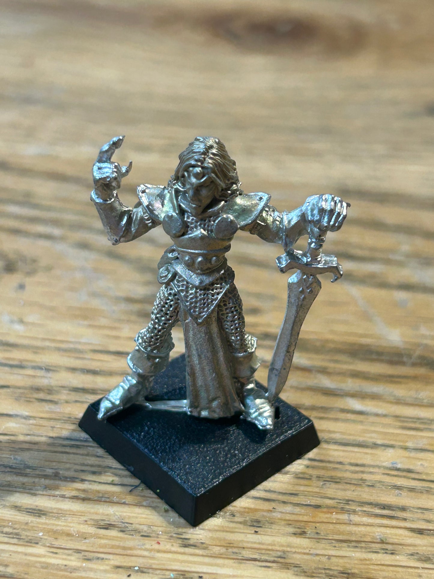 Citadel Warhammer Wood Elves Caelga Sorrowblade Elf Captain Sword Command 1987 (parts of the metal have a golden brown patina from bad storage)