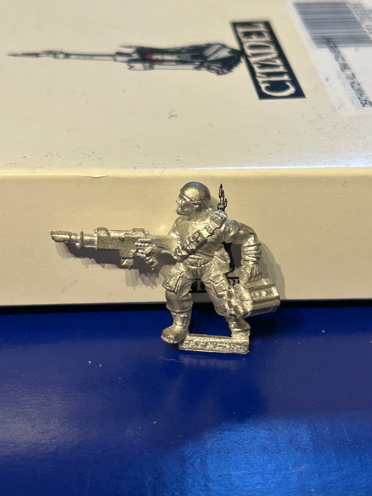 WARHAMMER40K   IMPERIAL GUARD  CATACHAN  TROOPER WITH DEMOLITION CHARGE