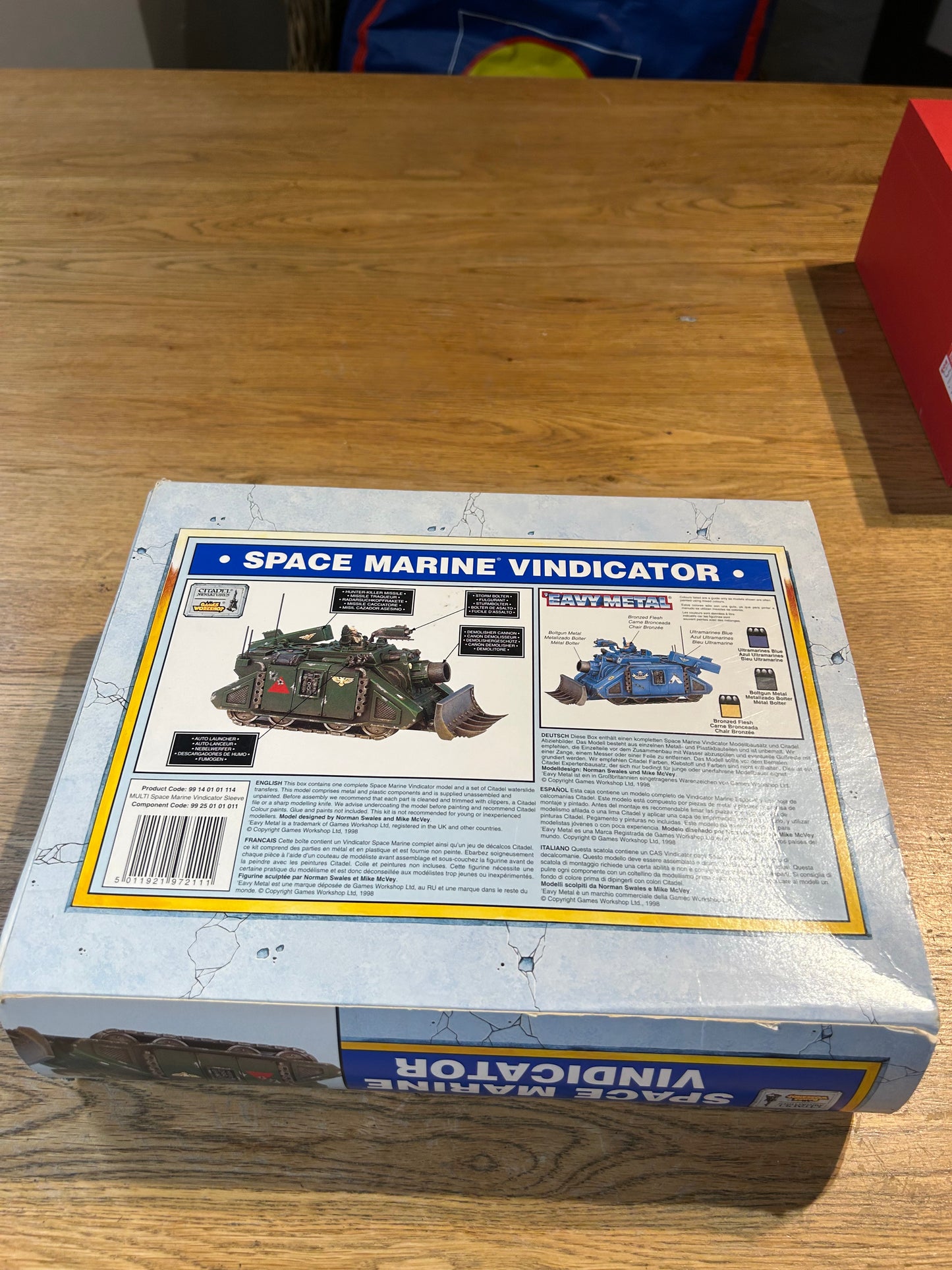 Warhammer 40k space marine vindicator in box (box has wear, model is off Sprue and some pieces look like they have been glued before).