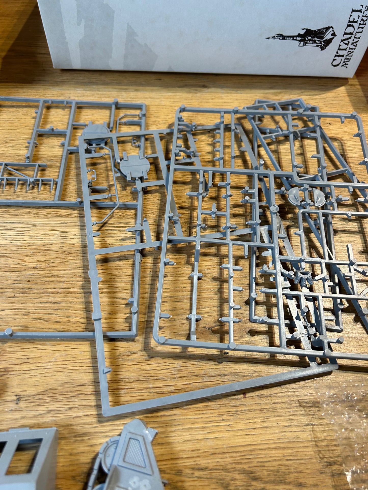 Warhammer 40k space marine vindicator in box (box has wear, model is off Sprue and some pieces look like they have been glued before).