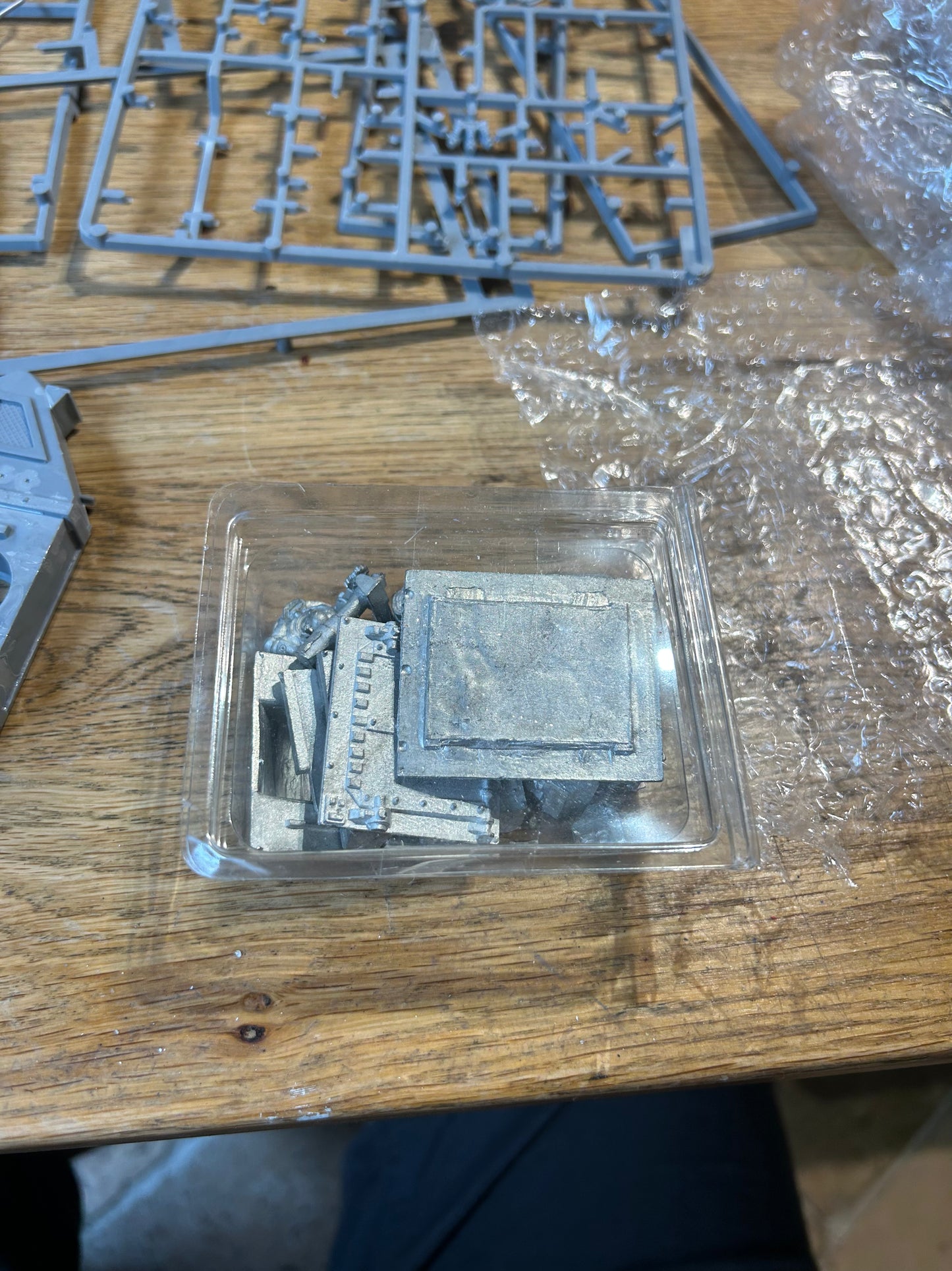 Warhammer 40k space marine vindicator in box (box has wear, model is off Sprue and some pieces look like they have been glued before).