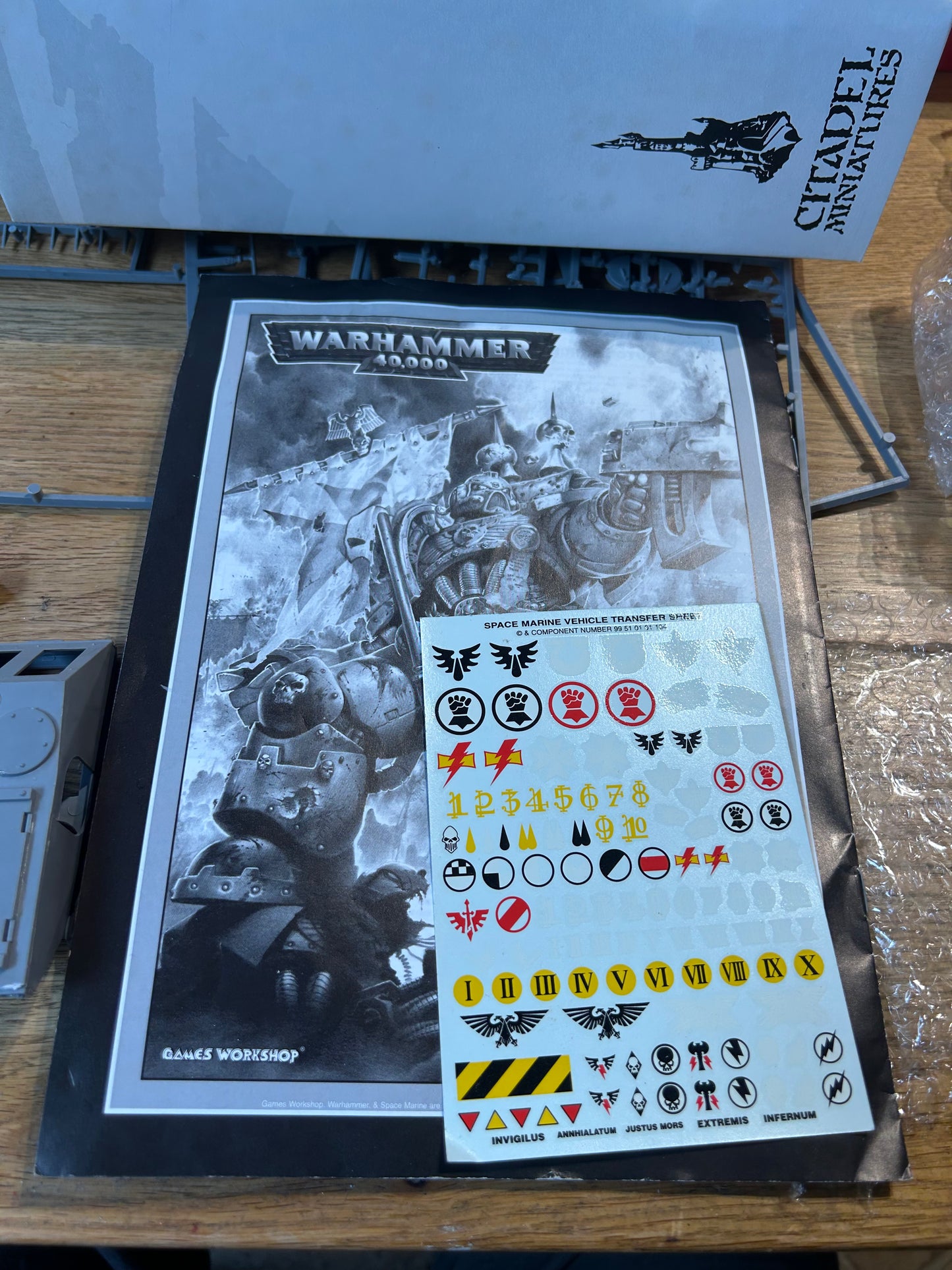 Warhammer 40k space marine vindicator in box (box has wear, model is off Sprue and some pieces look like they have been glued before).