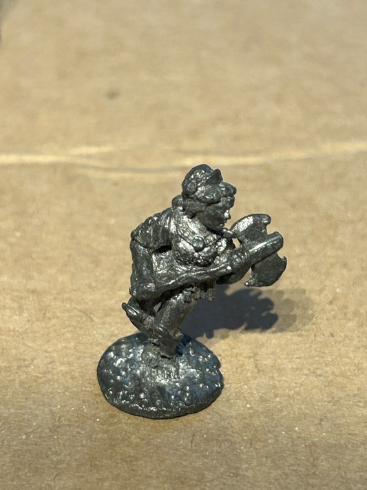 Warhammer fantasy c01 female fighter with axe
