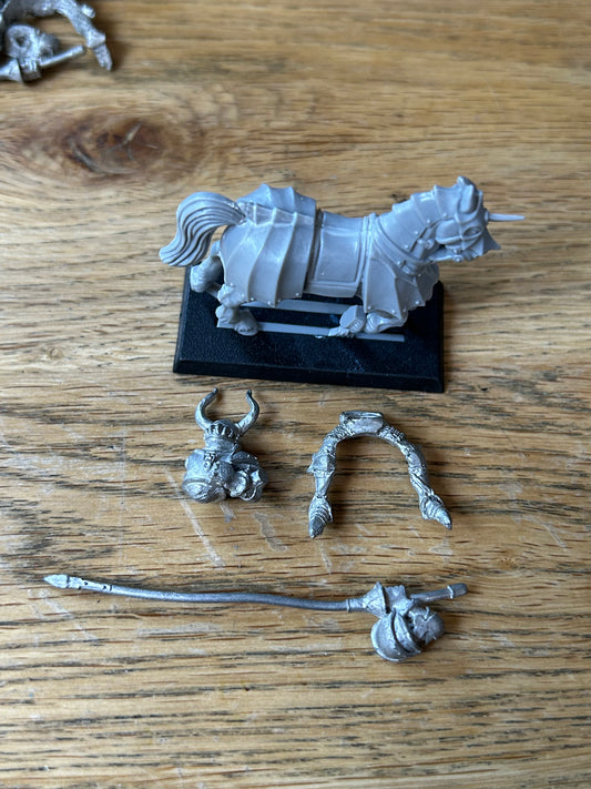 Warhammer fantasy 80’s empire knight Templar mounted (horse is the later early 90’s one and not the original 80’s big horse he came with) 8002 knights of the empire