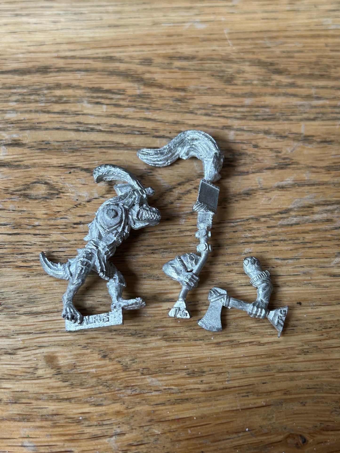 Warhammer - Lizardmen -  Classic Metal Saurus Standard Bearer