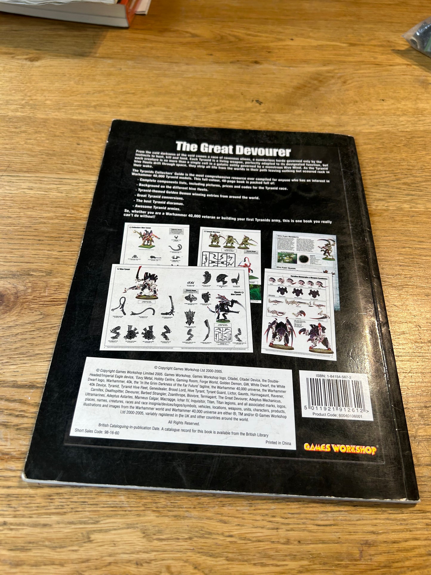 TYRANIDS COLLECTORS GUIDE - 2005 GAMES WORKSHOP - WARHAMMER 40K BOOK