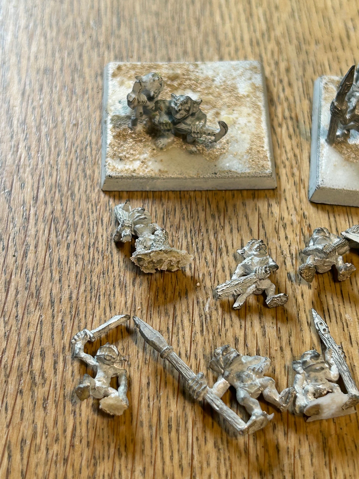Warhammer fantasy or 40k orc or ork Snotling bases x2 (15 snotlings, 14 pictures and one found afterwards).