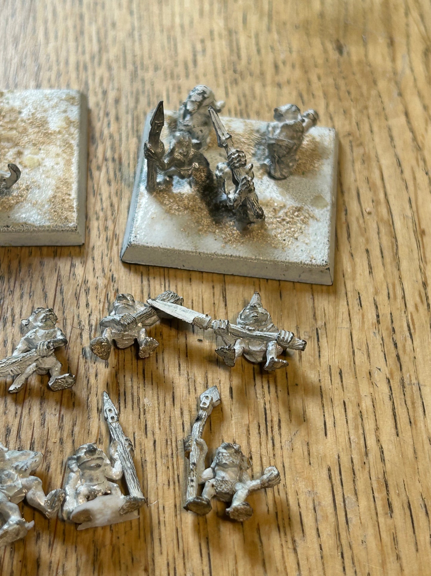 Warhammer fantasy or 40k orc or ork Snotling bases x2 (15 snotlings, 14 pictures and one found afterwards).