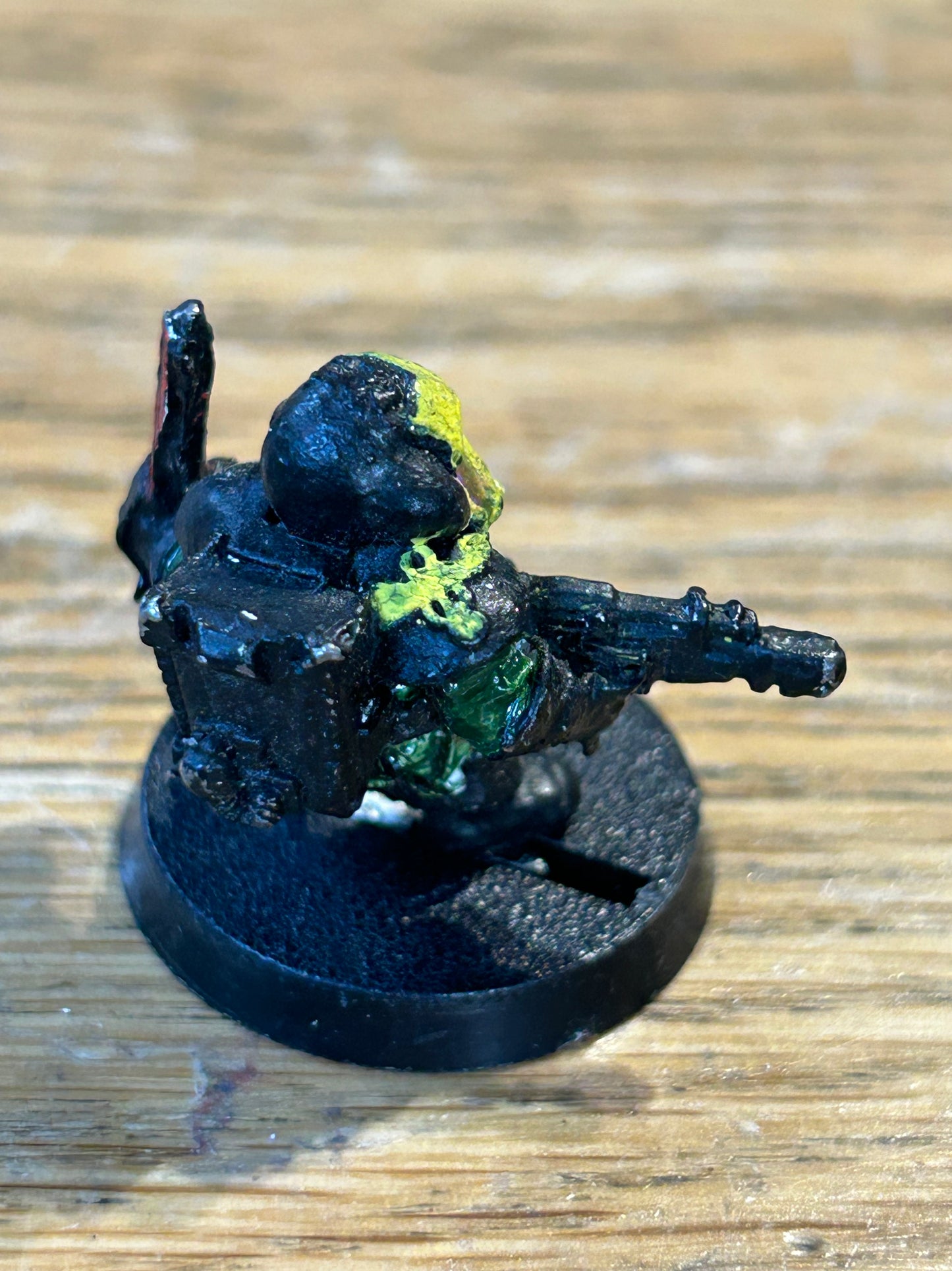 Squat squat with las pistol and chain sword Warhammer 40k Space Dwarfs Rogue Trader  Metal OOP 1987 (looks like a sergeant or officer)
