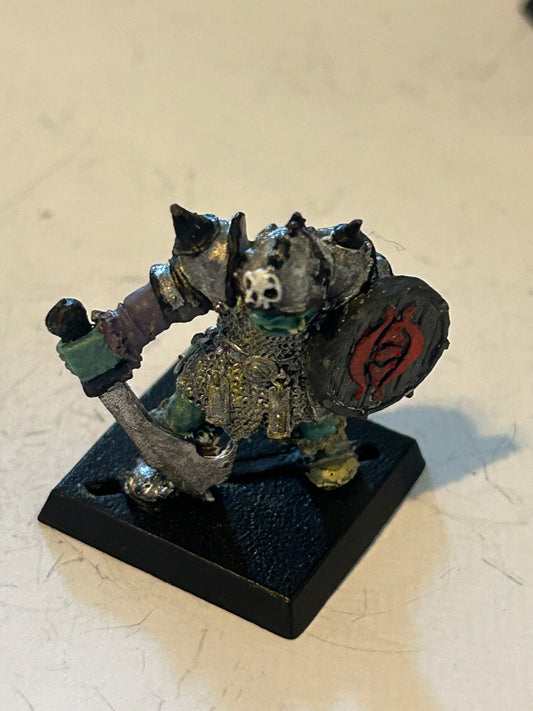 ME44 Uruk-hai LOTR citadel games workshop Gw With Sword and shield Middle-earth Oldhammer