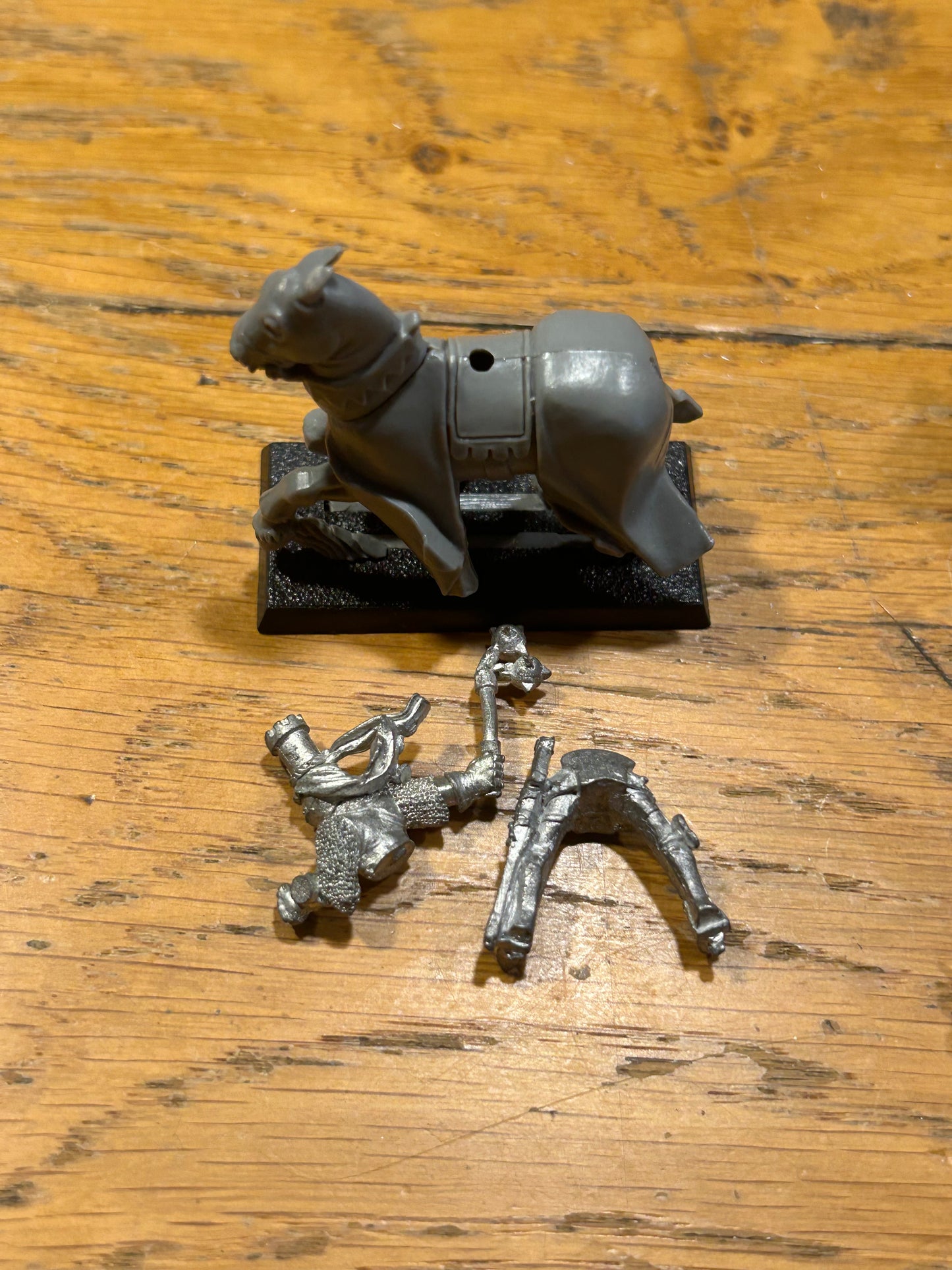 Warhammer Bretonnian Knight of the Realm Hero Champion Mourning Questing Grail (no shield or horse head and horse has no tail)