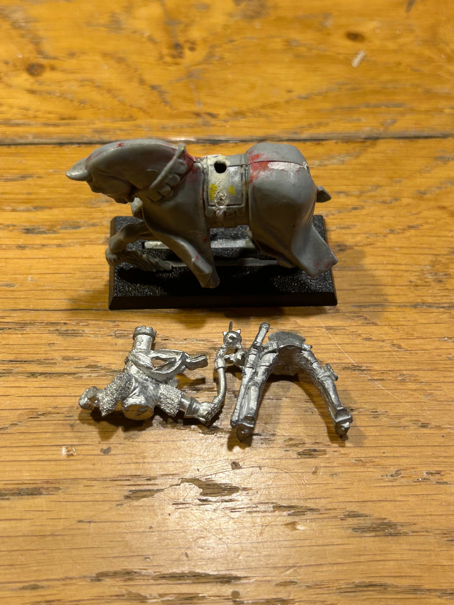 Warhammer Bretonnian Knight of the Realm Hero Champion Mourning Questing Grail (no shield or horse head and horse has no tail)
