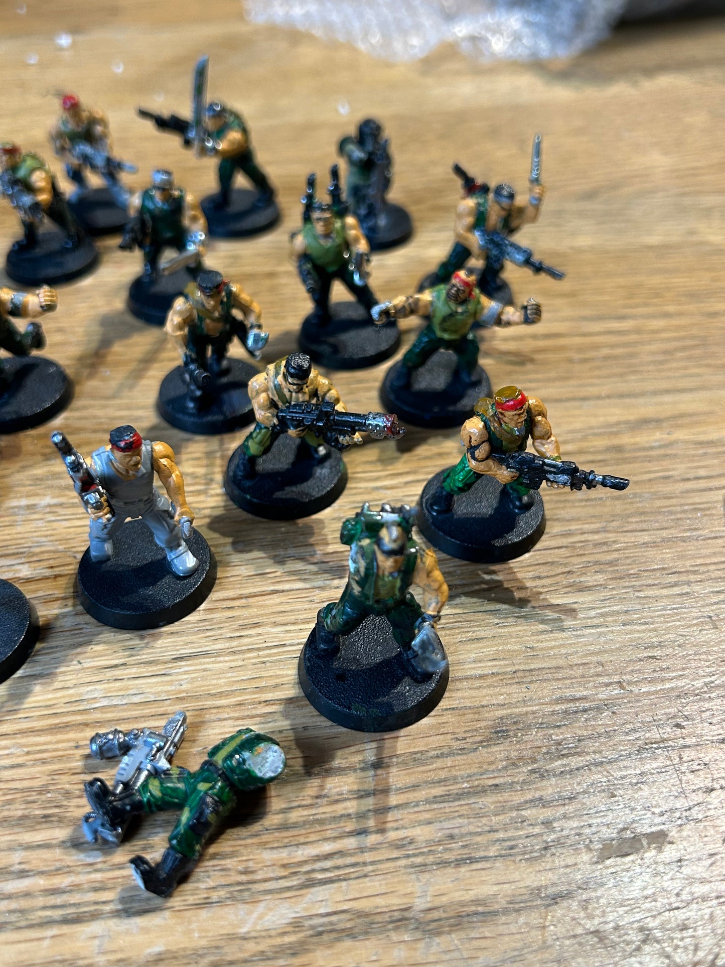 Warhammer 40k plastic catachan jungle fighters x29 (some have broken knives and a couple are missing body parts)