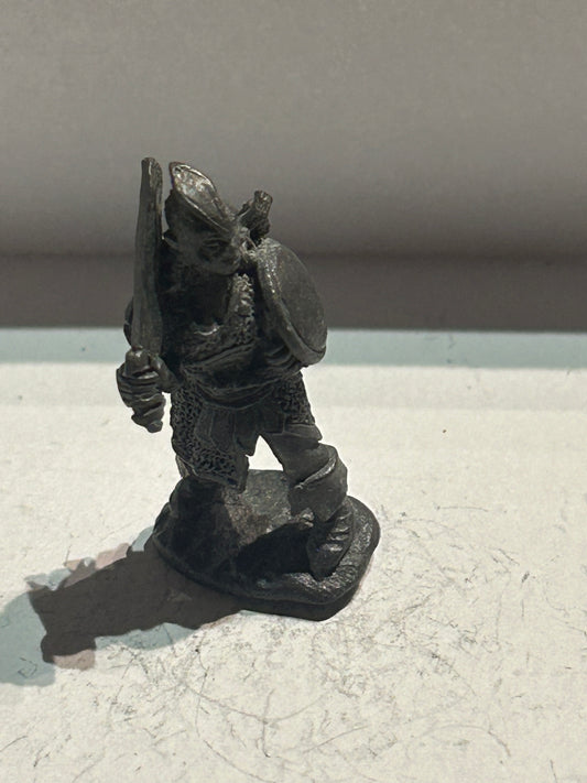 Vintage Painted Citadel Warhammer Fantasy C09 Dark Elves Guardswoman with sword and bow