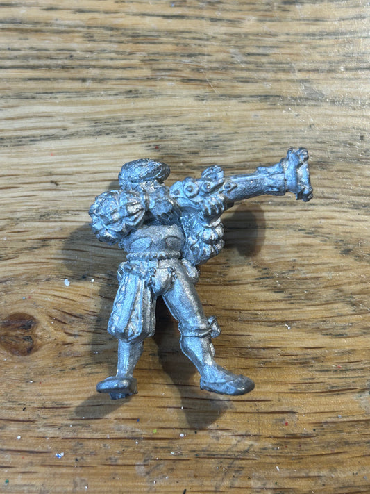 Warhammer fantasy Empire War Wagon Crew Man with blunderbus Metal (missing helmet feather)