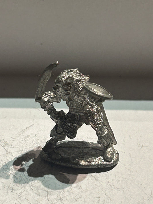 Citadel Games Workshop C09 Dark Elves Witch Elf Female Fanatic w/ Sword Buckler