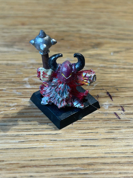 Warhammer fantasy marauder miniatures chaos dwarfs CD 17
Horned Helmet, w. Mace
(MM90/5a)