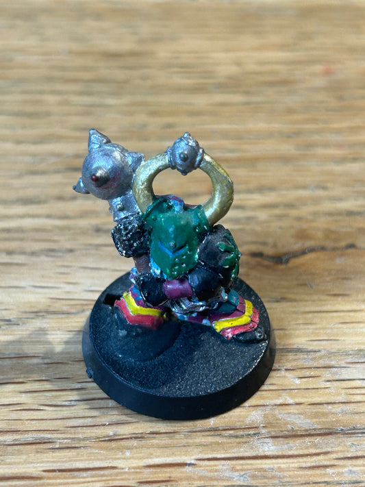 Warhammer fantasy marauder miniatures chaos dwarfs CD 4
Horned Helmet, w. Mace
(MM90/1d)