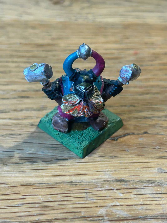 Warhammer fantasy marauder miniatures chaos dwarfs CD 1
Horned Helmet, w. Two Hammers
(MM90/1b)