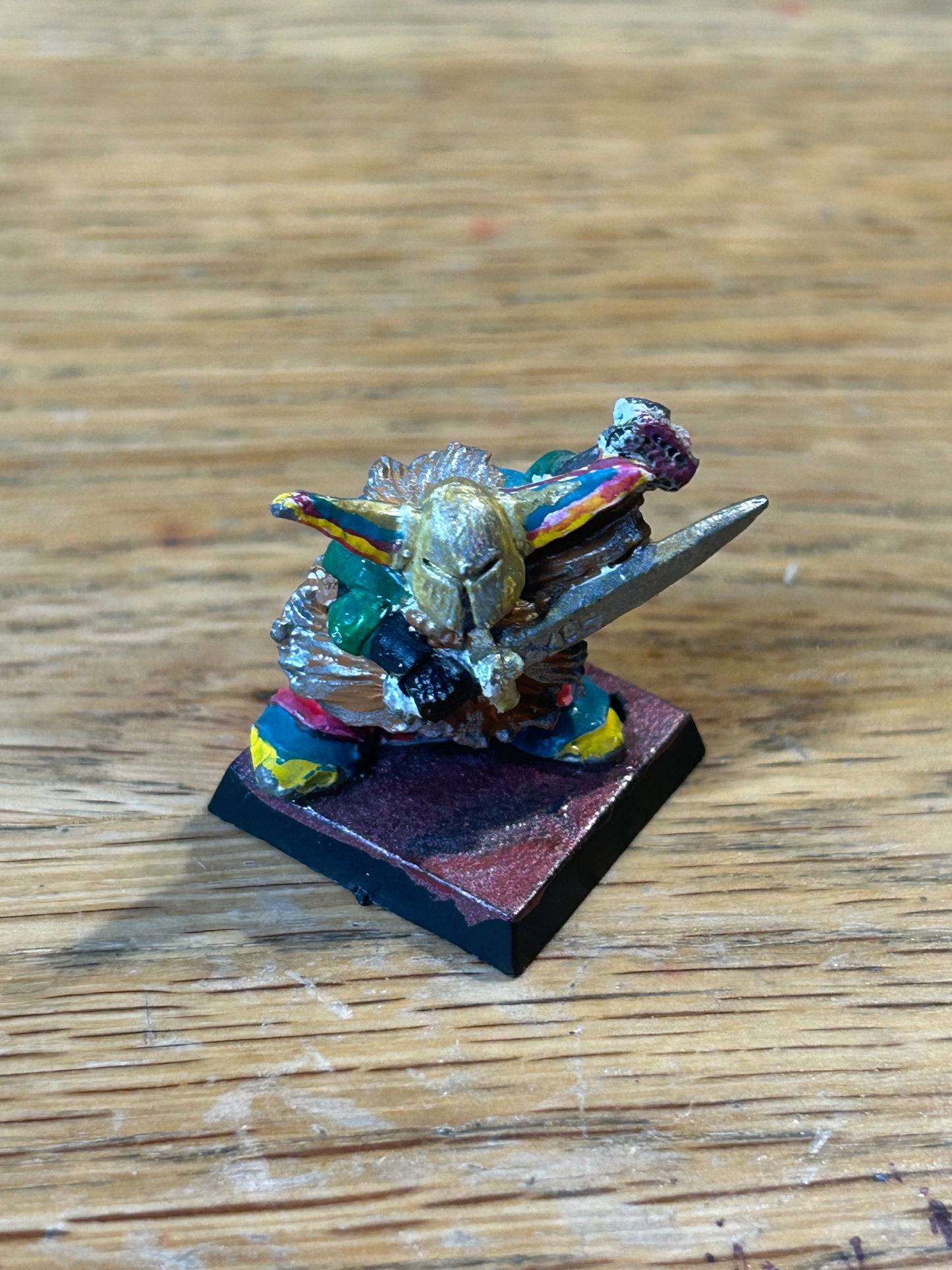 Warhammer fantasy marauder miniatures chaos dwarfs CD 6
Horned Helmet, w. Sword & Shield
(MM90/2d)