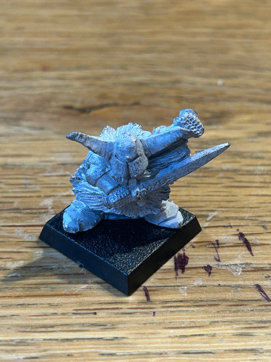 Warhammer fantasy marauder miniatures chaos dwarfs CD 6
Horned Helmet, w. Sword & Shield
(MM90/2d)