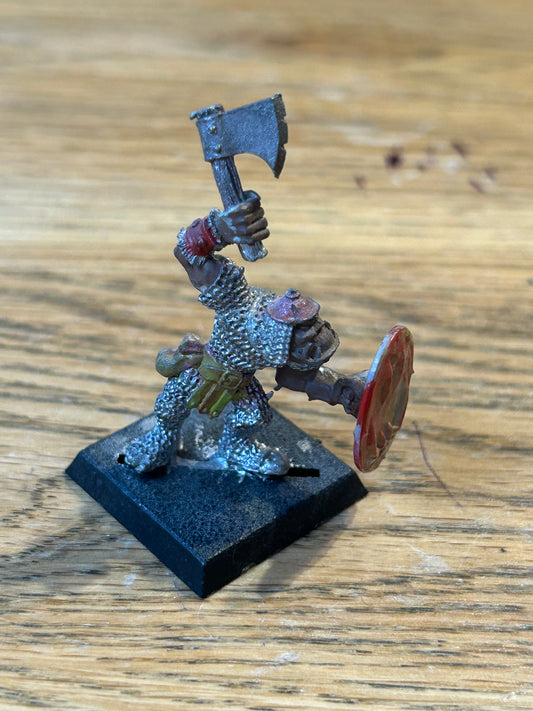 Warhammer fantasy marauder miniatures mm20 ORC 05 w. Helmet, Axe & Shield