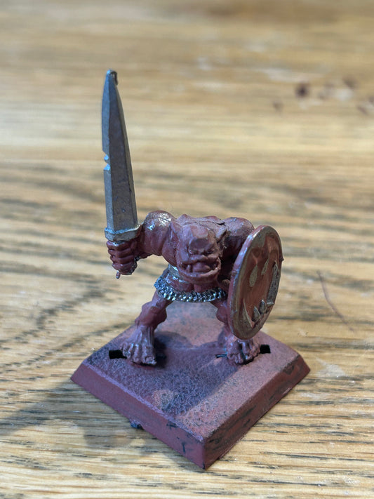 Warhammer fantasy MM20 marauder miniatures ORC 26
w. Sword & Shield, Barefoot