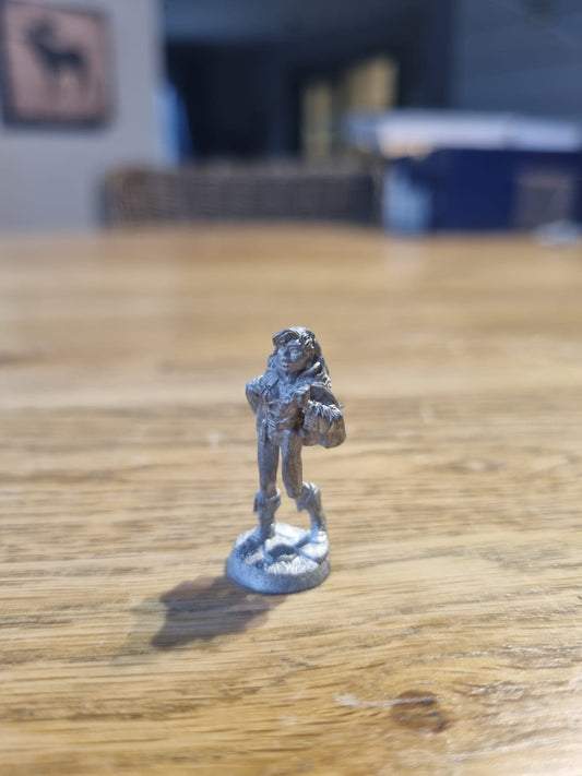 Ral Partha - female with dagger behind back