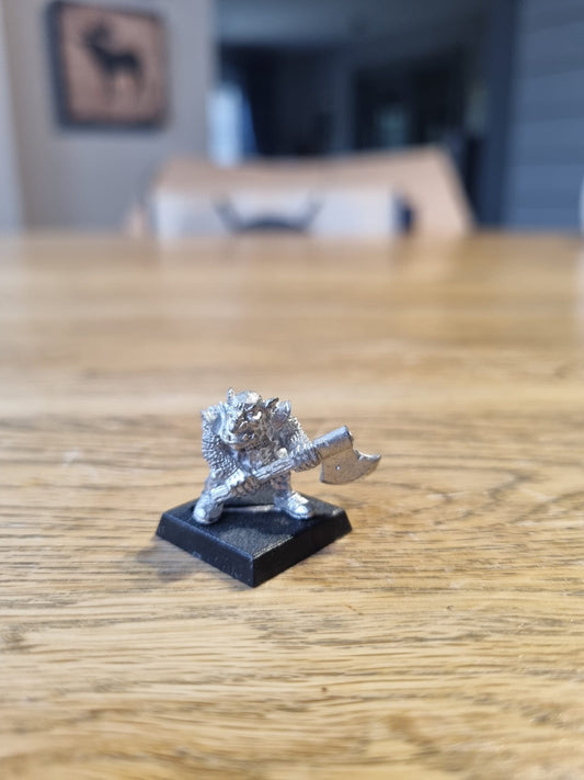 Warhammer fantasy iron claw goblin with double handed axe