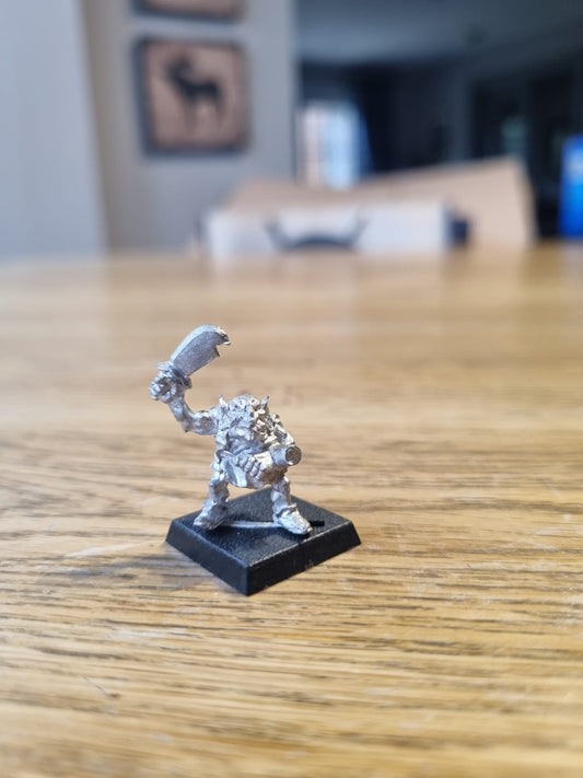 Warhammer fantasy iron claw goblin with sword or dagger