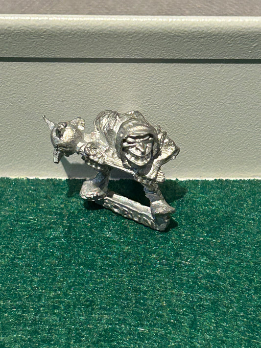 Warhammer Fantasy Goblin with double handed mace