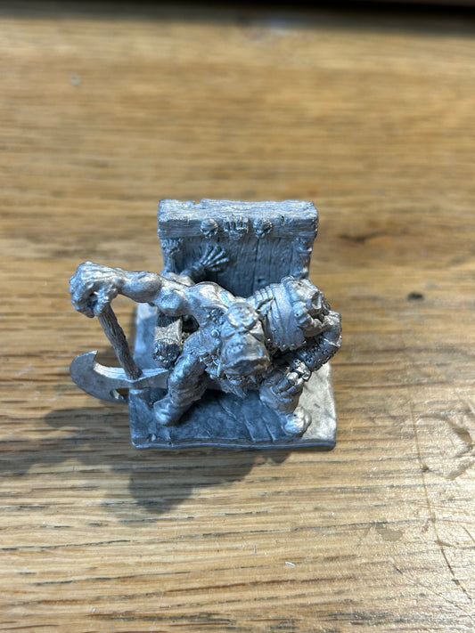 Excalibur miniatures 5306
Orkhaupt, Chieftain of the Orcs on a Throne, w. Goblin
Werner Klocke sculpt