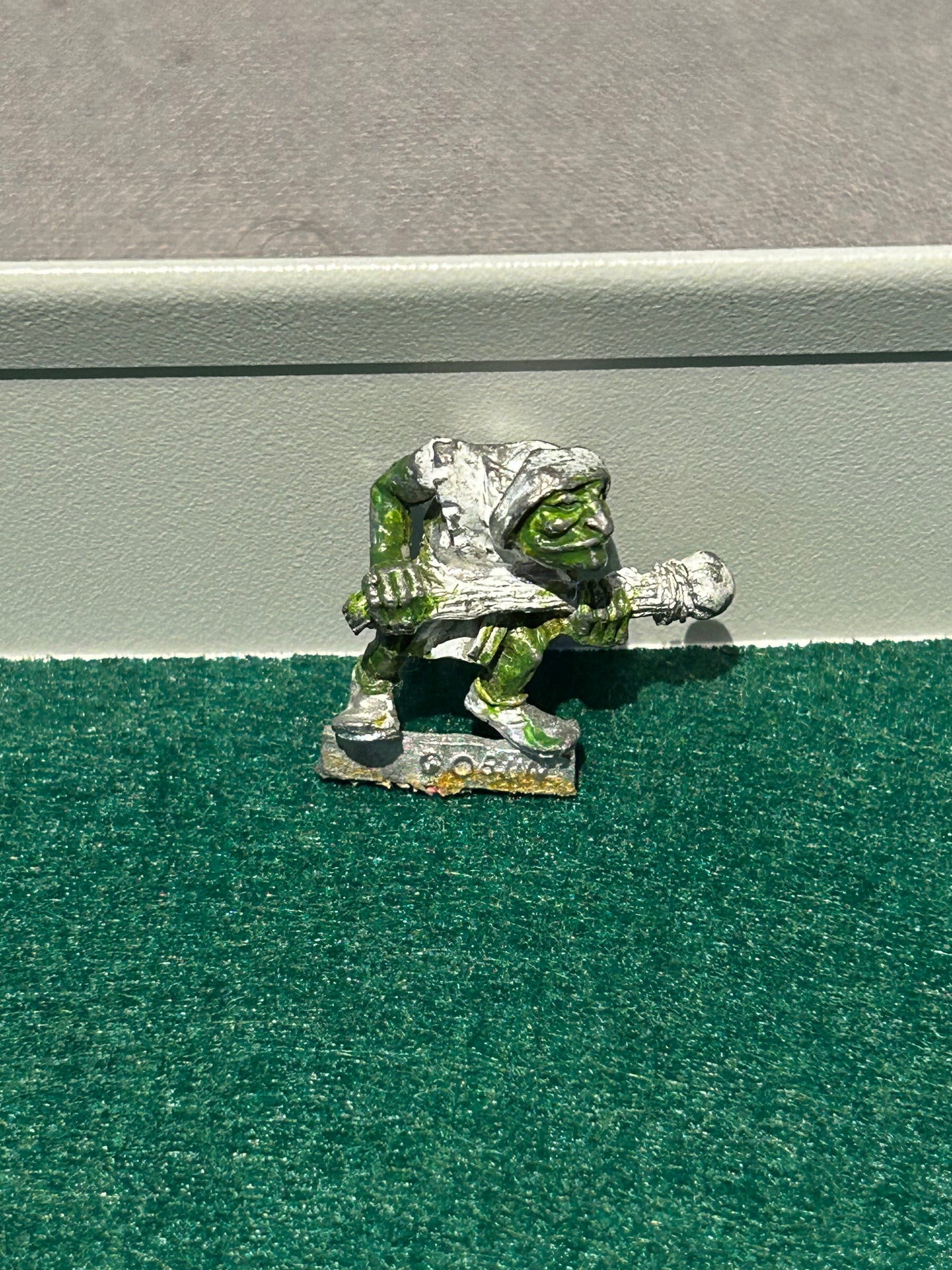 Warhammer Fantasy Goblin with double handed mace