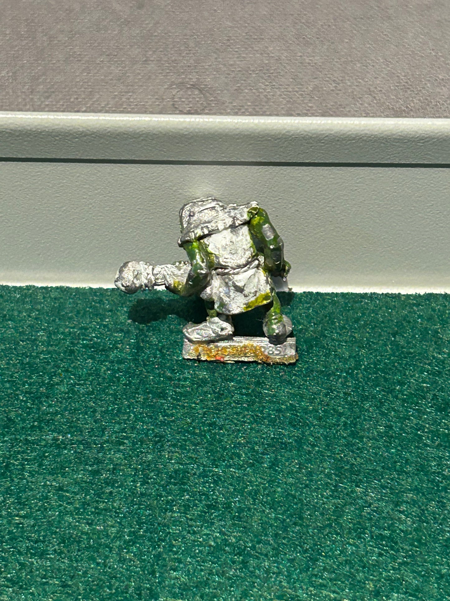 Warhammer Fantasy Goblin with double handed mace