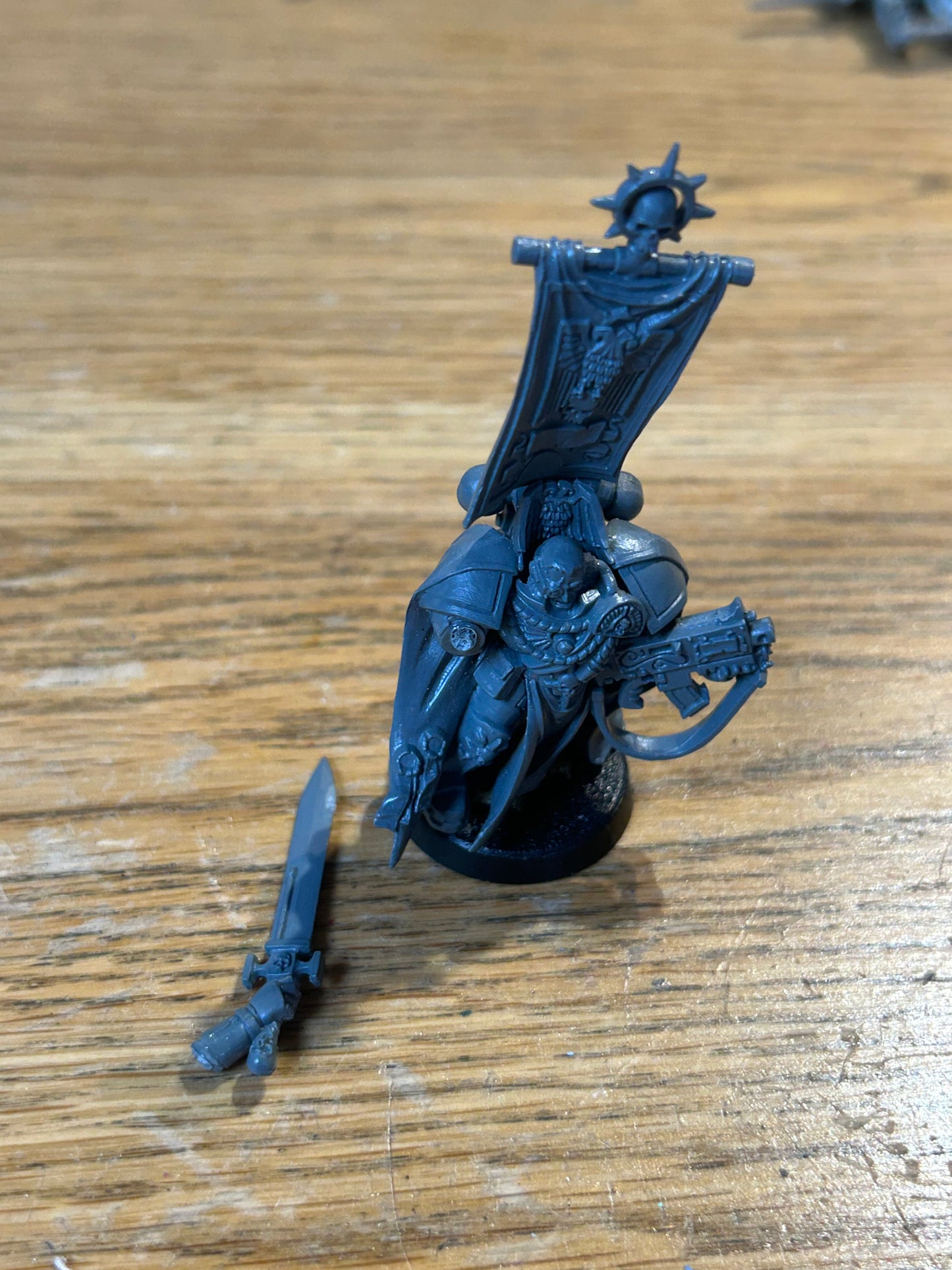Space Marines Captain - 5th Edition Black Reach - Warhammer 40k GW (needs his hand glued back on)