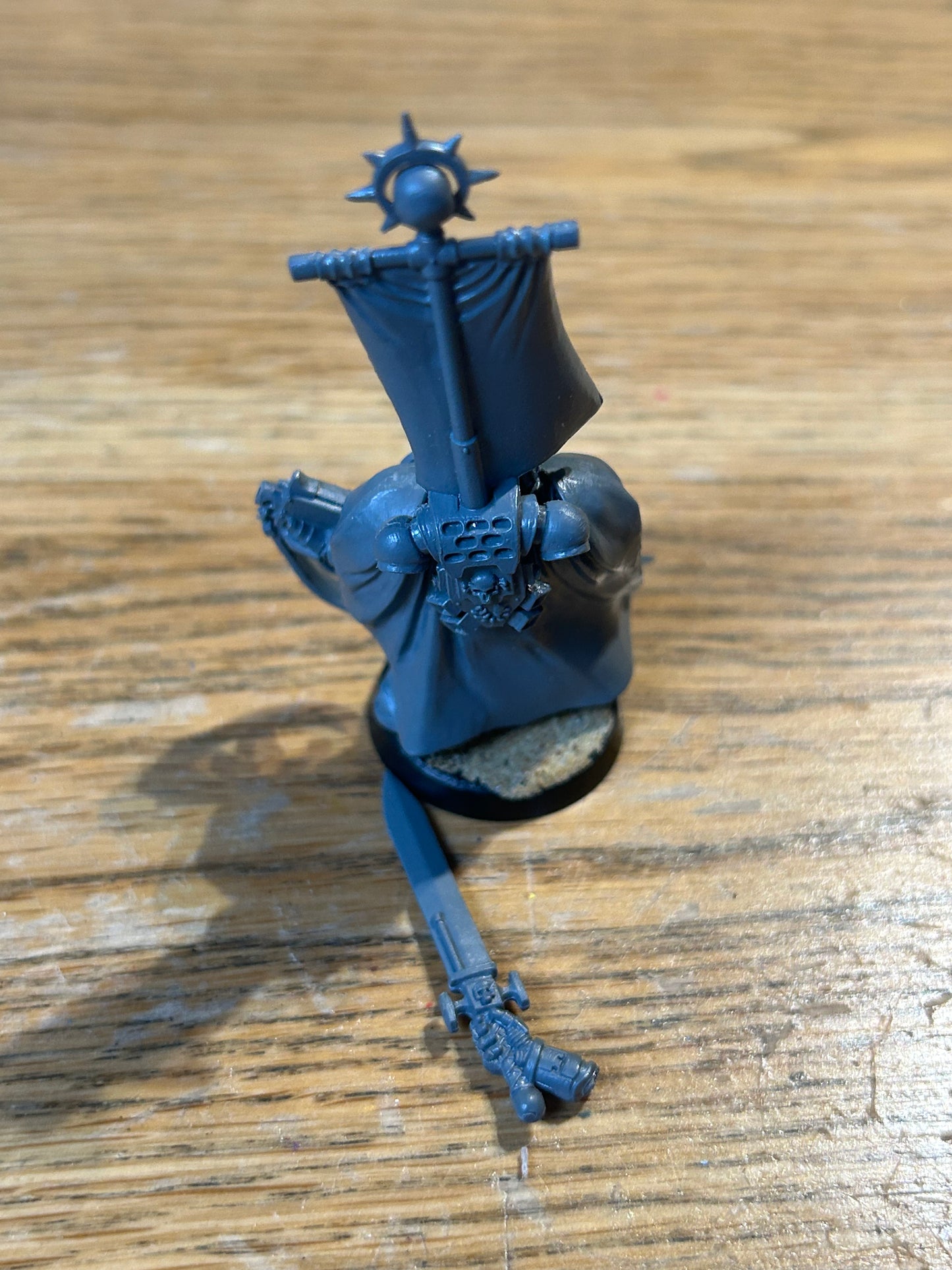 Space Marines Captain - 5th Edition Black Reach - Warhammer 40k GW (needs his hand glued back on)