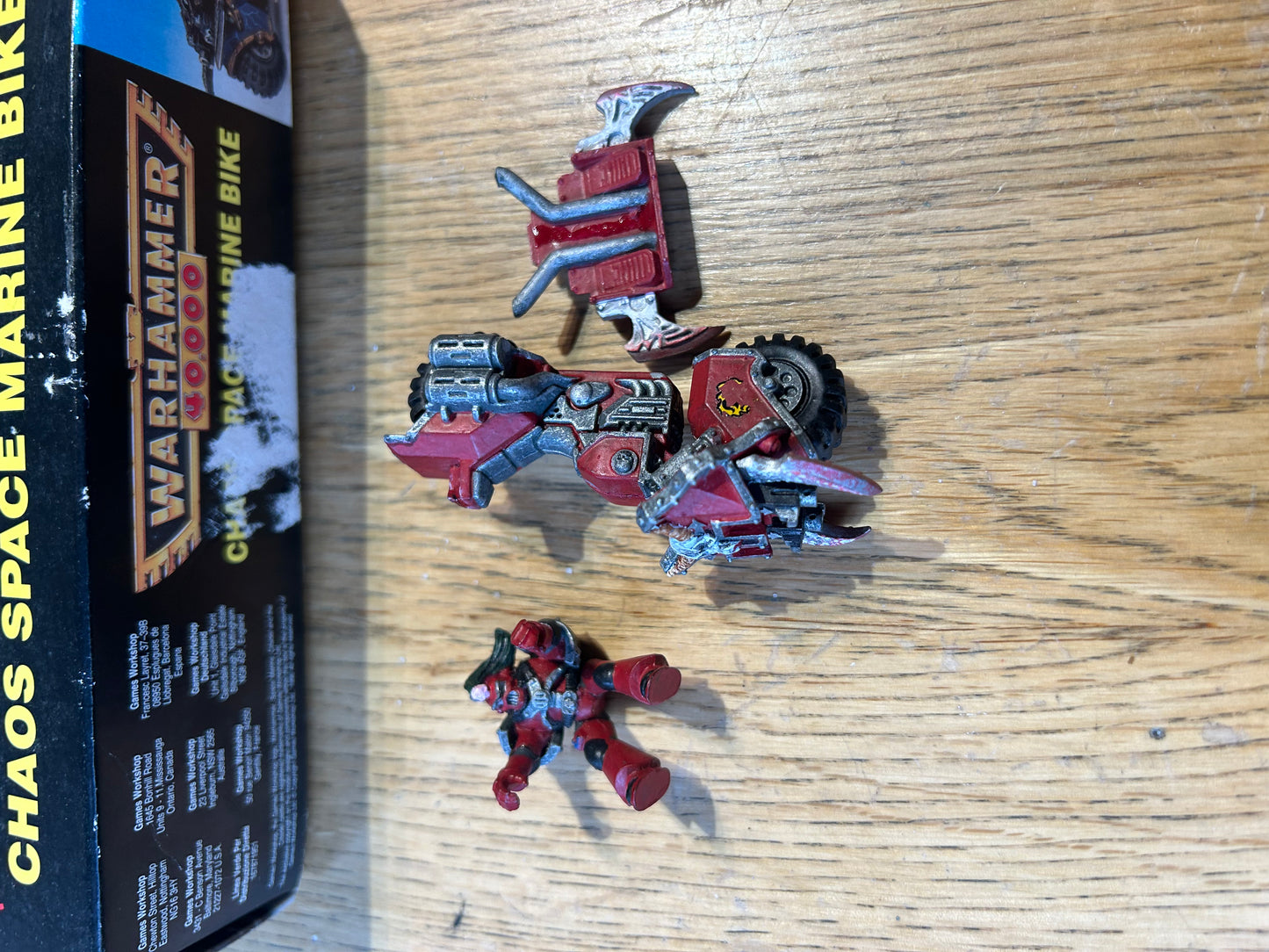 WARHAMMER 40K VINTAGE CHAOS SPACE MARINE BIKE with BOX (box has wear and bike is missing banner)