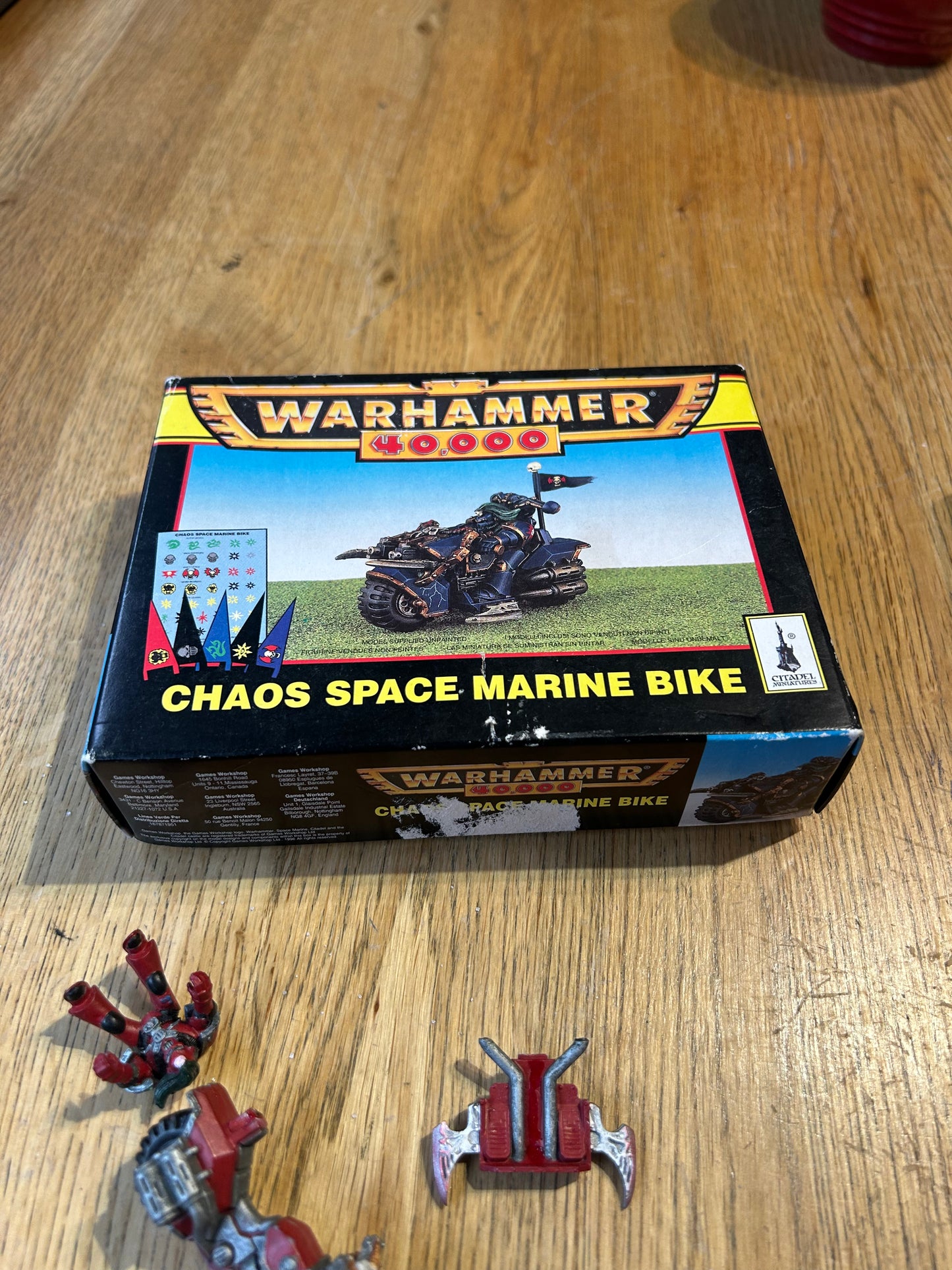 WARHAMMER 40K VINTAGE CHAOS SPACE MARINE BIKE with BOX (box has wear and bike is missing banner)