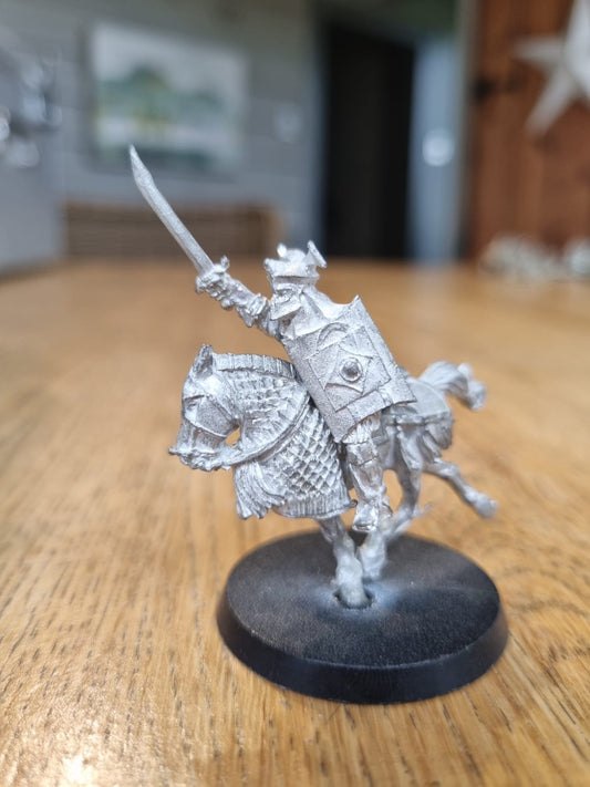 WARHAMMER LOTR -  EASTERLING KATAPHRAKT KNIGHT MOUNTED (METAL)