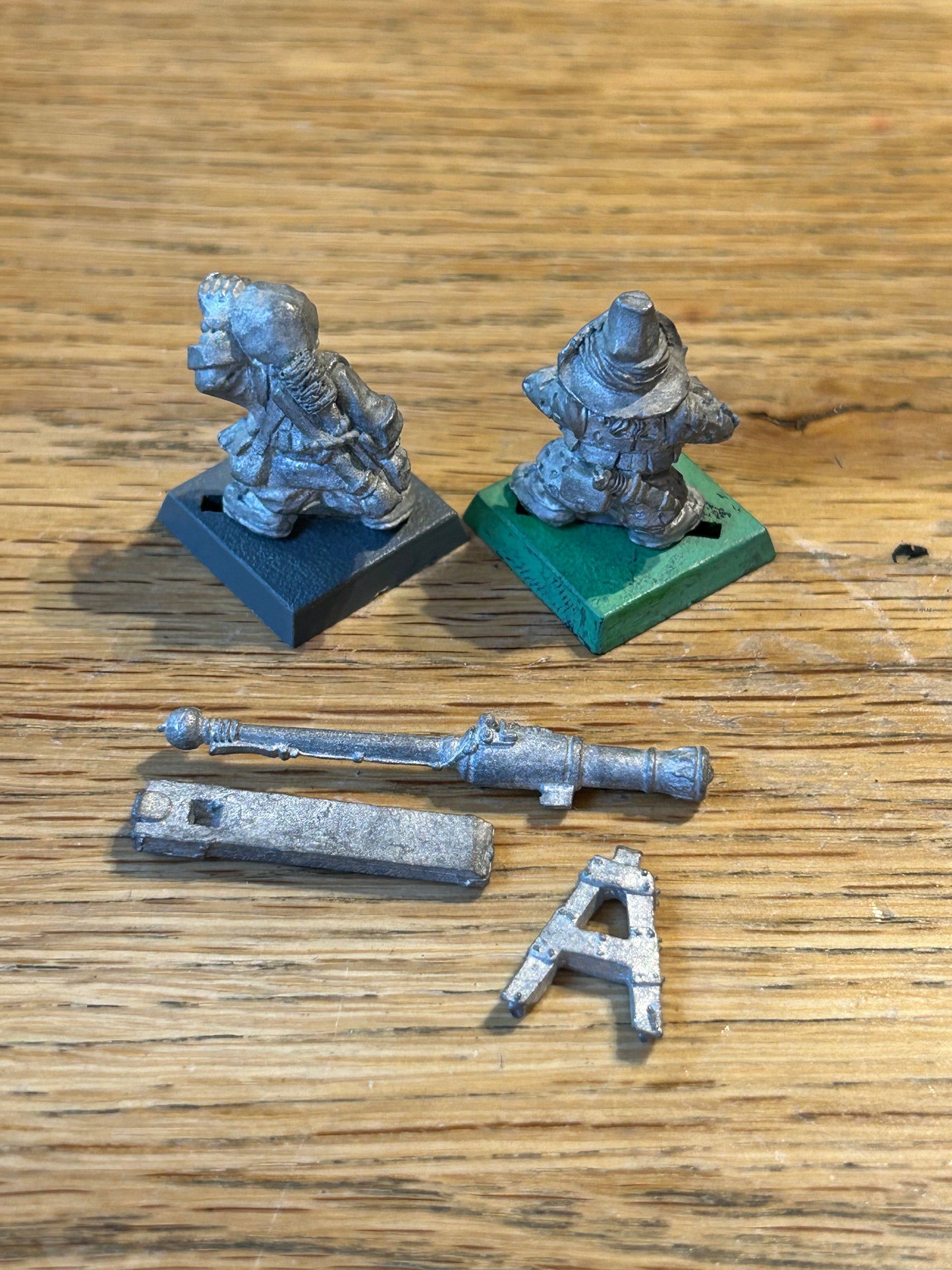 Citadel GW Marauder Dwarf Swivel Gun and crew MM14 1980s (metal has darkened a bit)