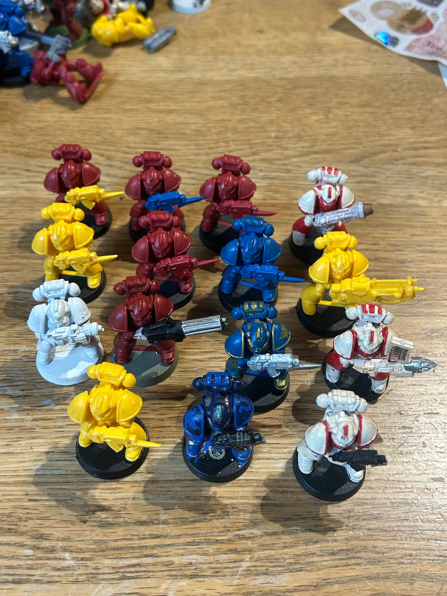 Warhammer 40k space crusade 15 space marines with mixed weapons (two have broken bayonets)