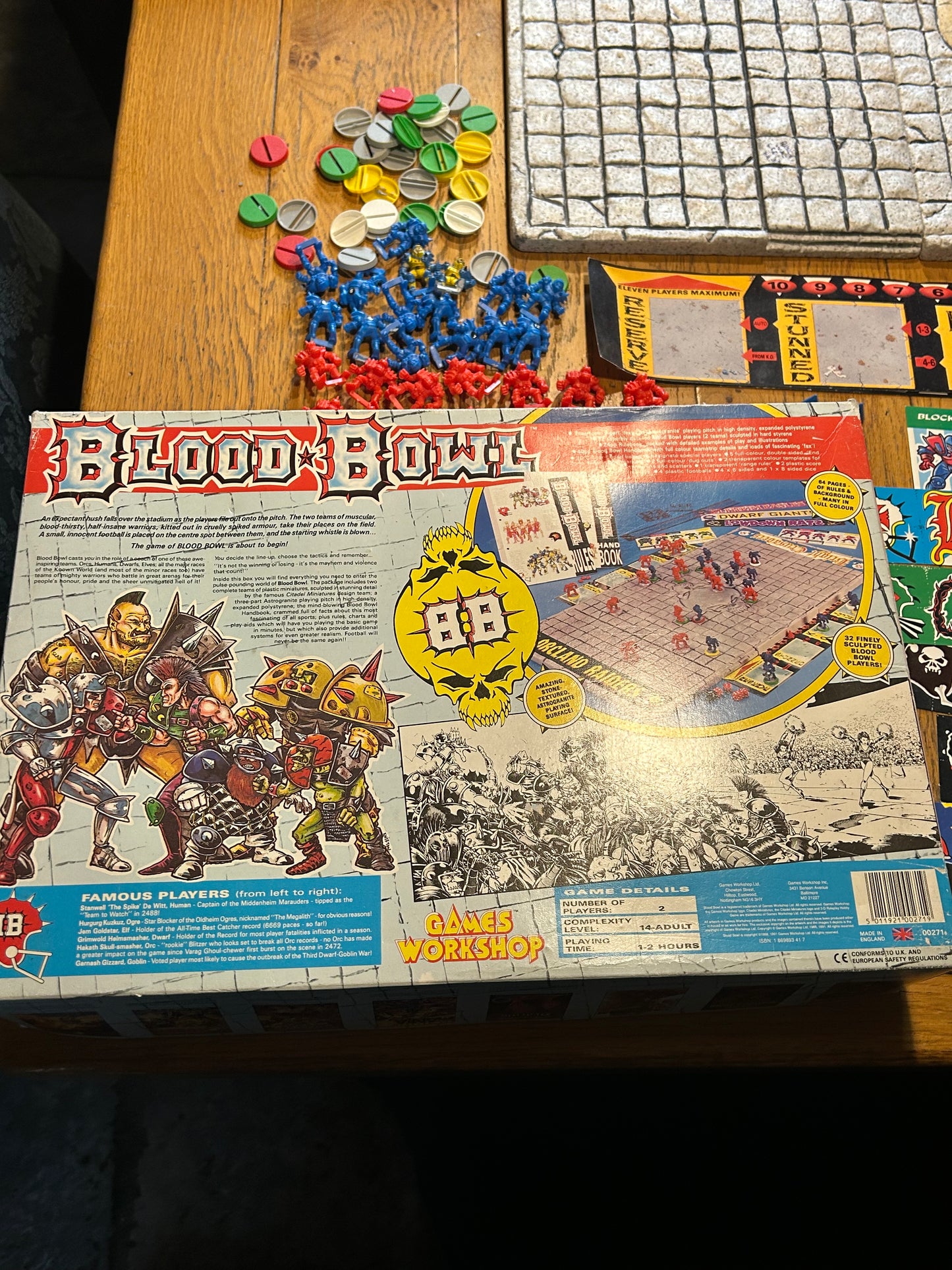 Bloodbowl second edition boxed game (missing three footballs, 1 human player, 2 orc players, one 6 sided dice and the lid)