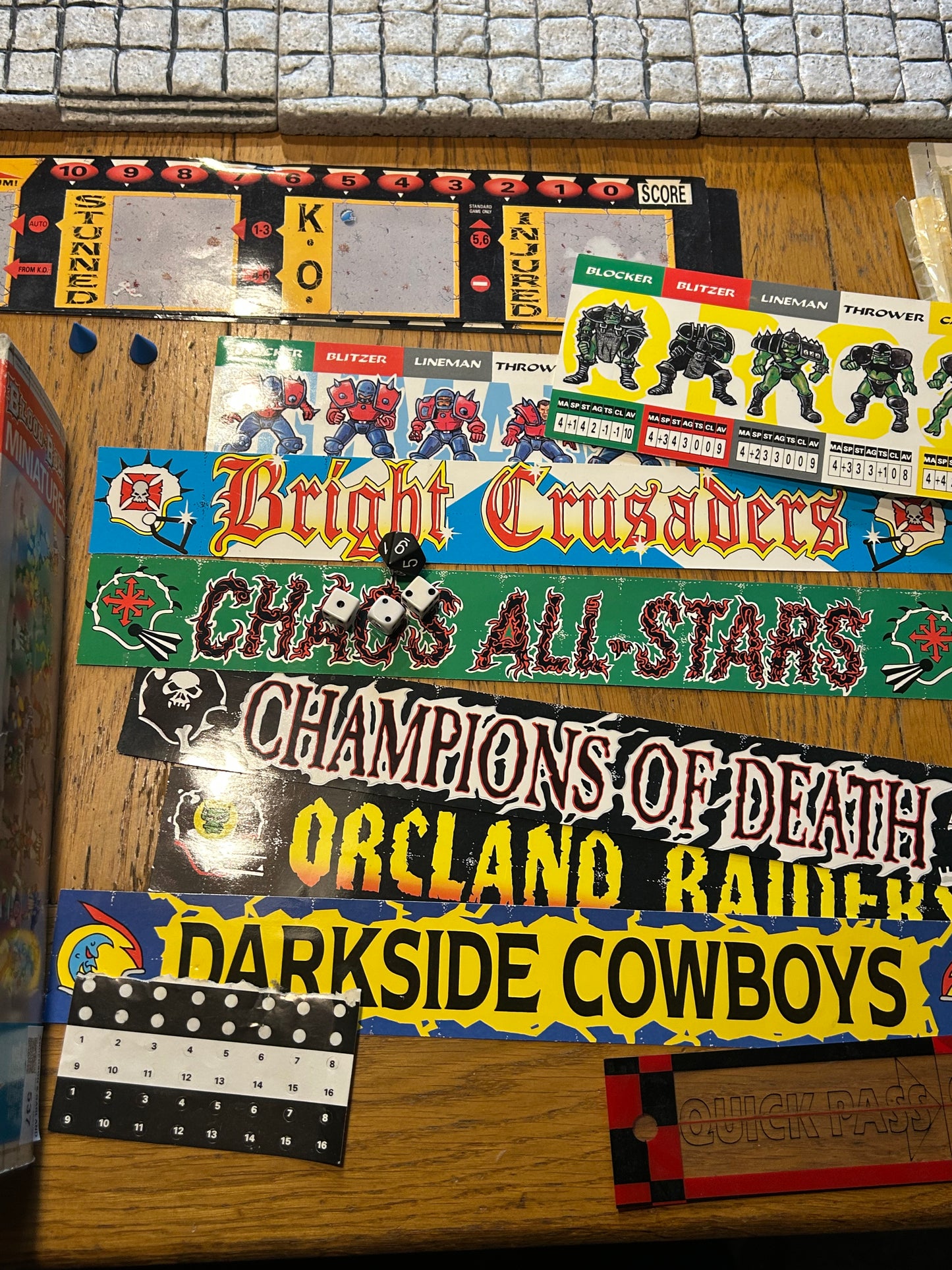 Bloodbowl second edition boxed game (missing three footballs, 1 human player, 2 orc players, one 6 sided dice and the lid)