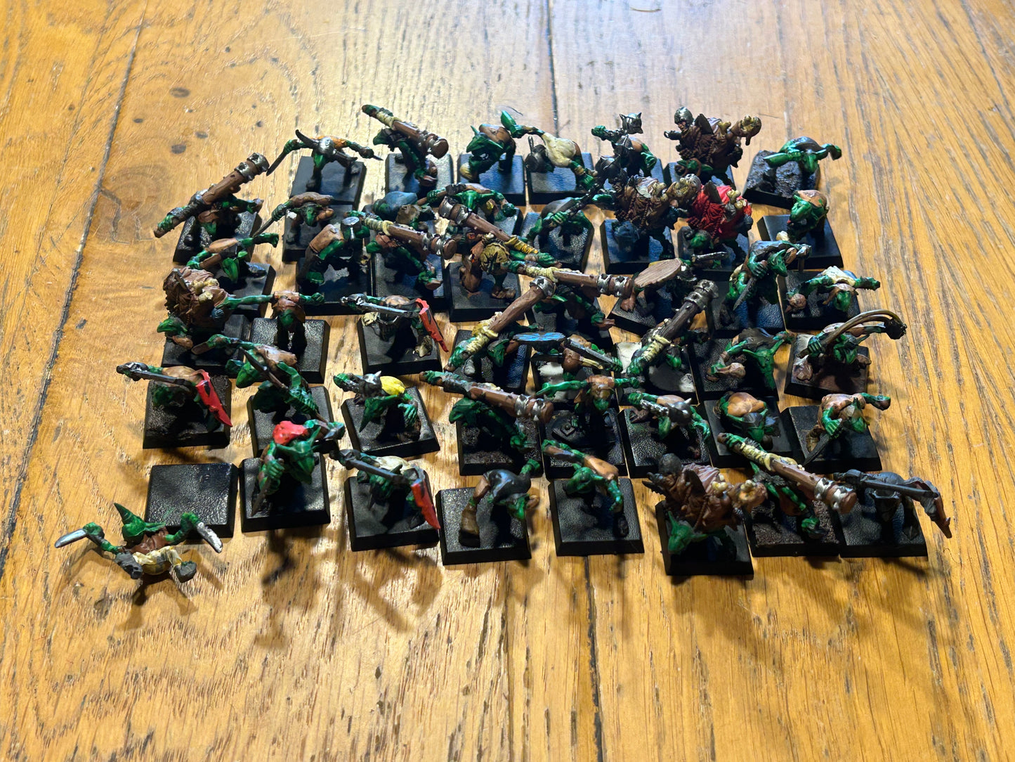 Warhammer fantasy ogre kingdoms gnoblars x42 (one of the gnoblars has a broken backpack thing)