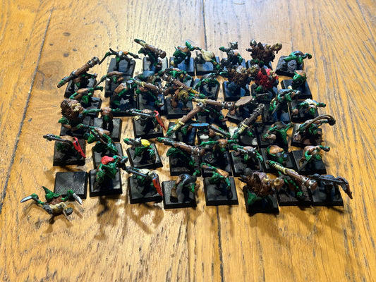 Warhammer fantasy ogre kingdoms gnoblars x42 (one of the gnoblars has a broken backpack thing)