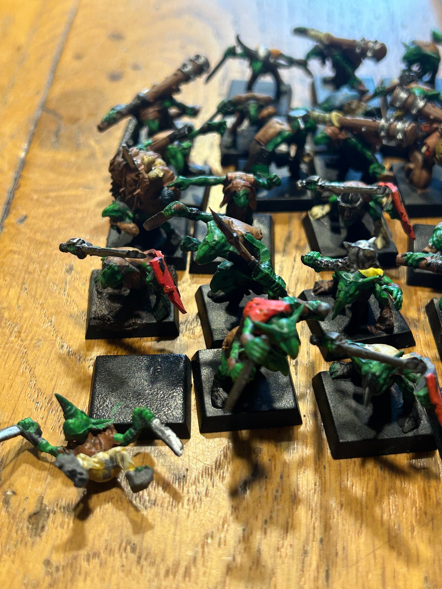 Warhammer fantasy ogre kingdoms gnoblars x42 (one of the gnoblars has a broken backpack thing)