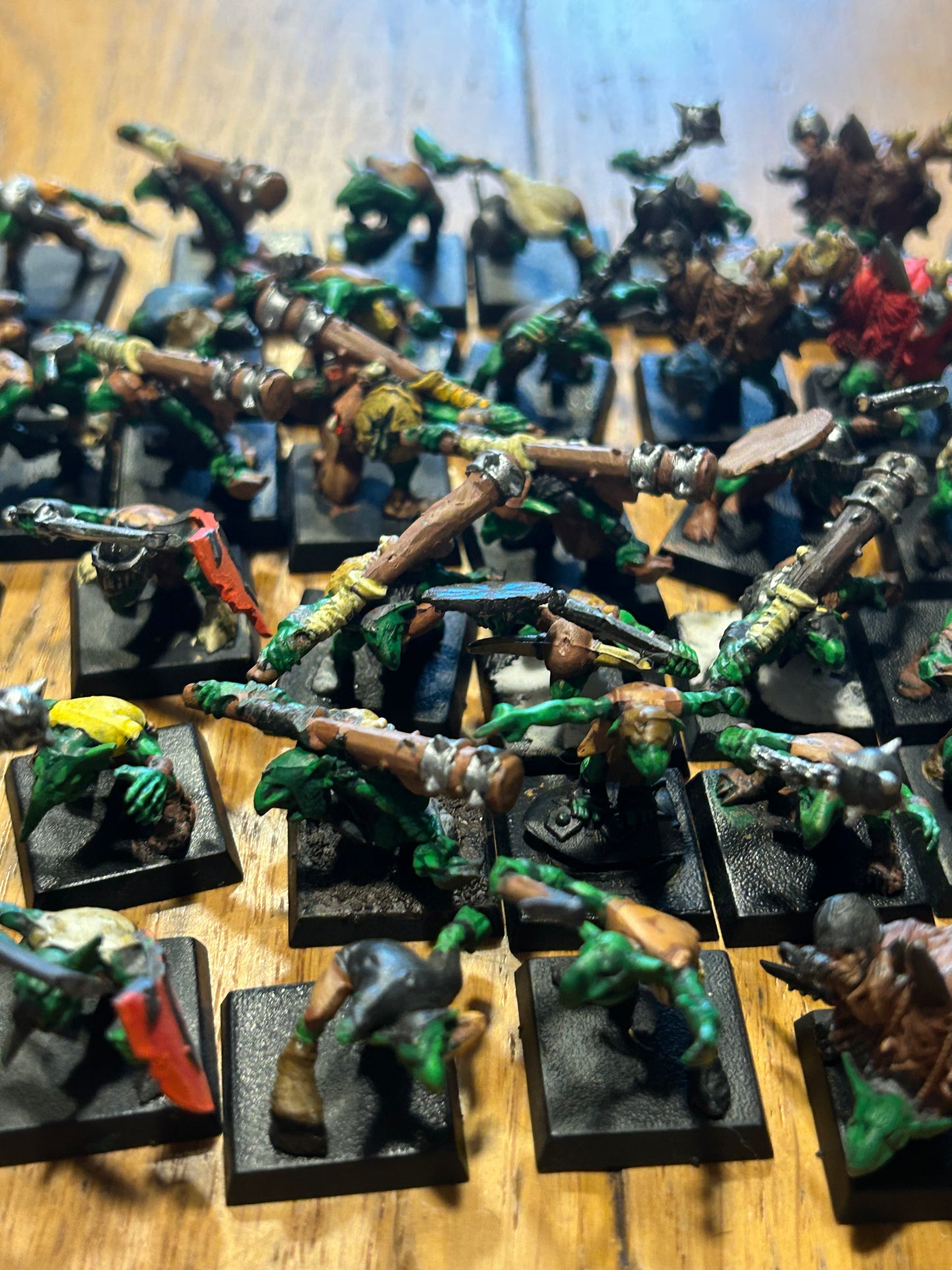 Warhammer fantasy ogre kingdoms gnoblars x42 (one of the gnoblars has a broken backpack thing)