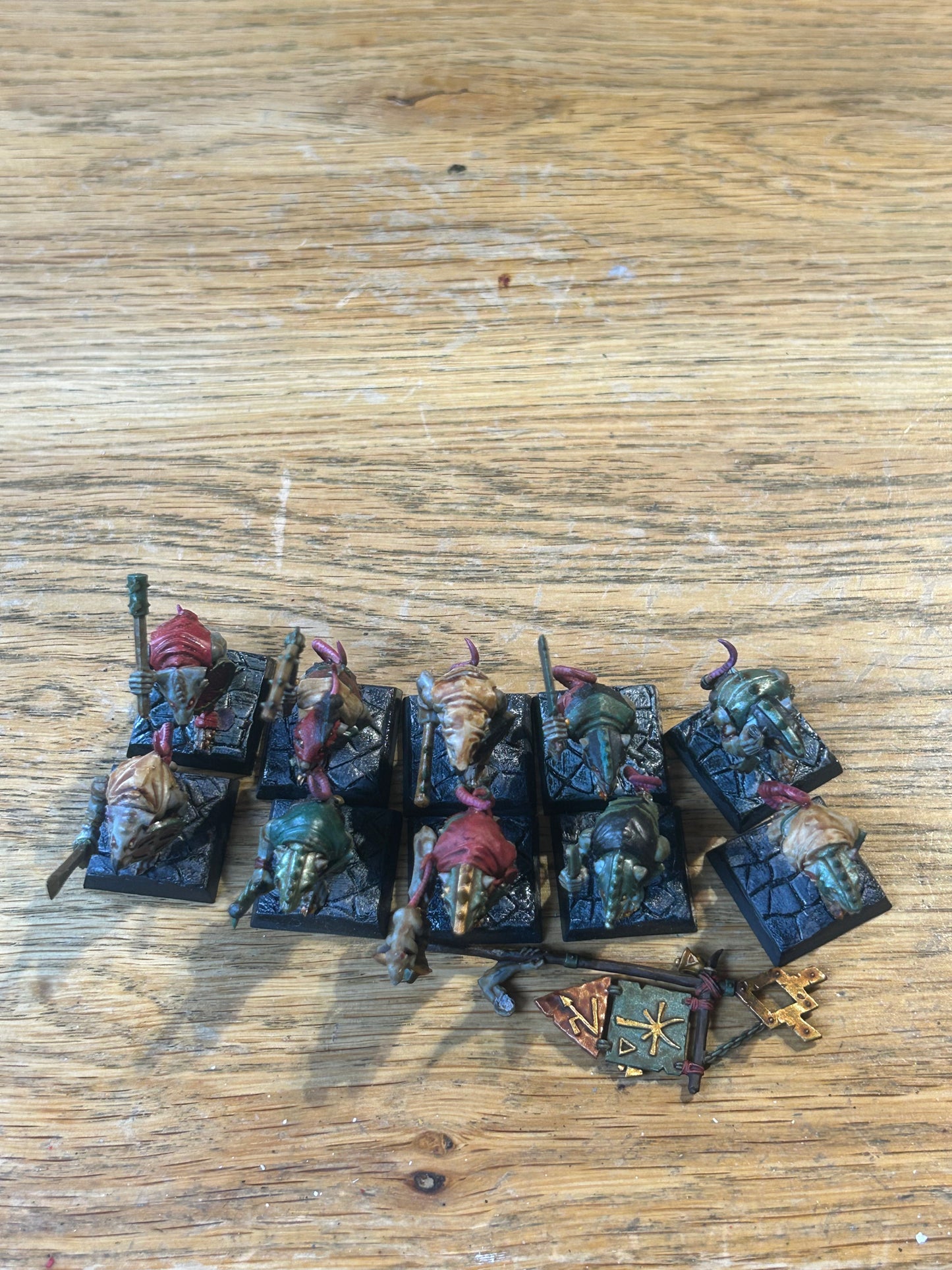 Skaven clanrats hand weapon and shield x10 (champion has a sword, not spear, standard arm needs gluing back on)