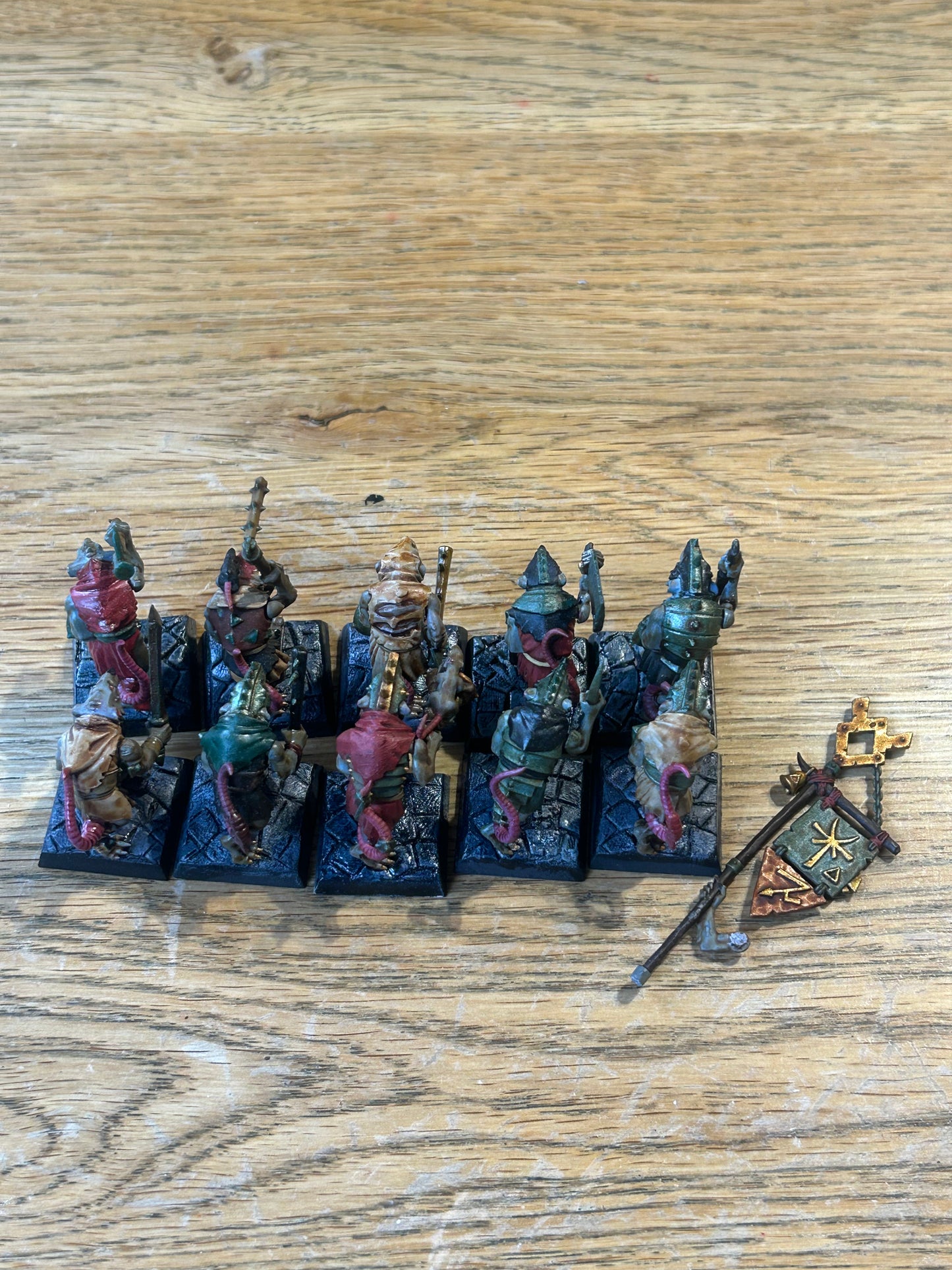 Skaven clanrats hand weapon and shield x10 (champion has a sword, not spear, standard arm needs gluing back on)