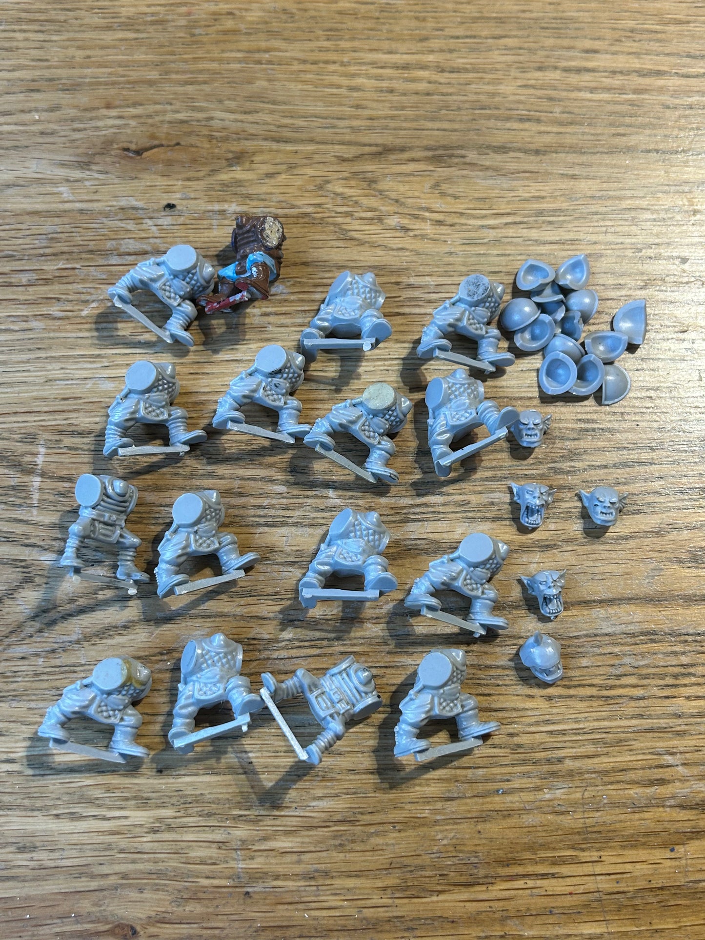 Rogue trader space ork plastic bodies x16 (plus 5 heads and some shoulder pads)